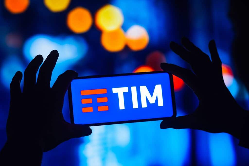 Logo da TIM exibido em um smartphone