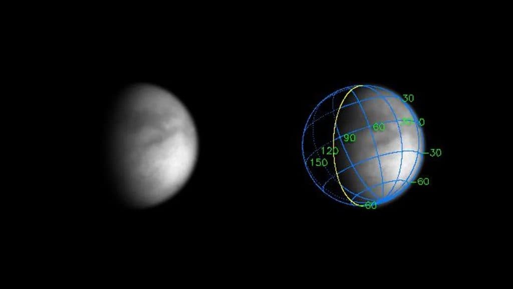 Duas imagens de Titã; à esquerda, a lua com neblina; à direita, com coordenadas
