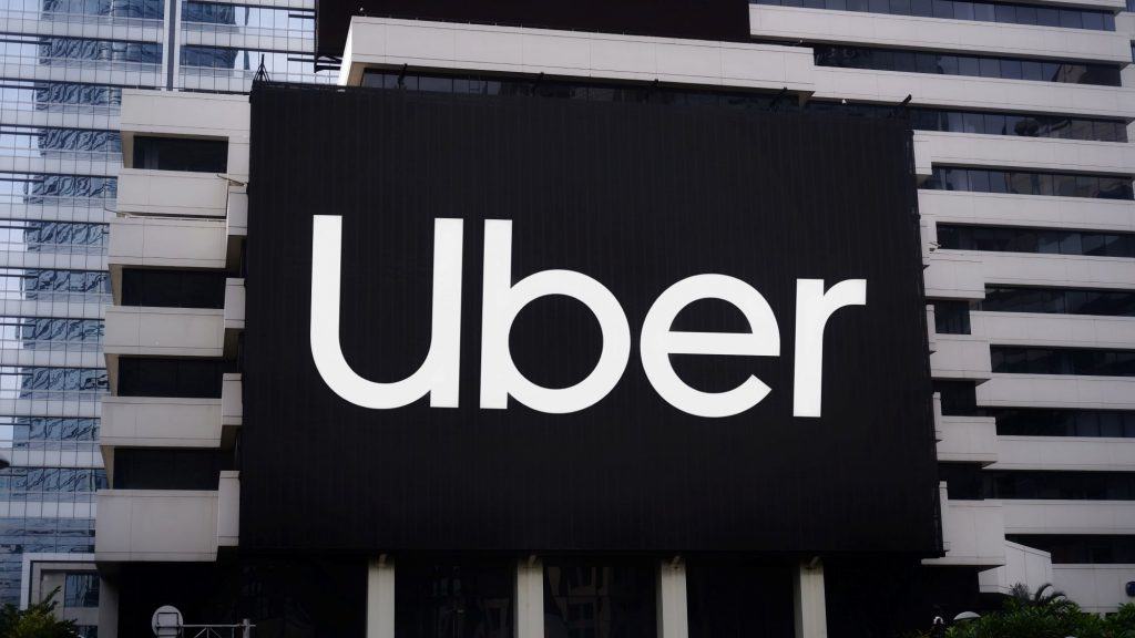 Logo da Uber em uma fachada