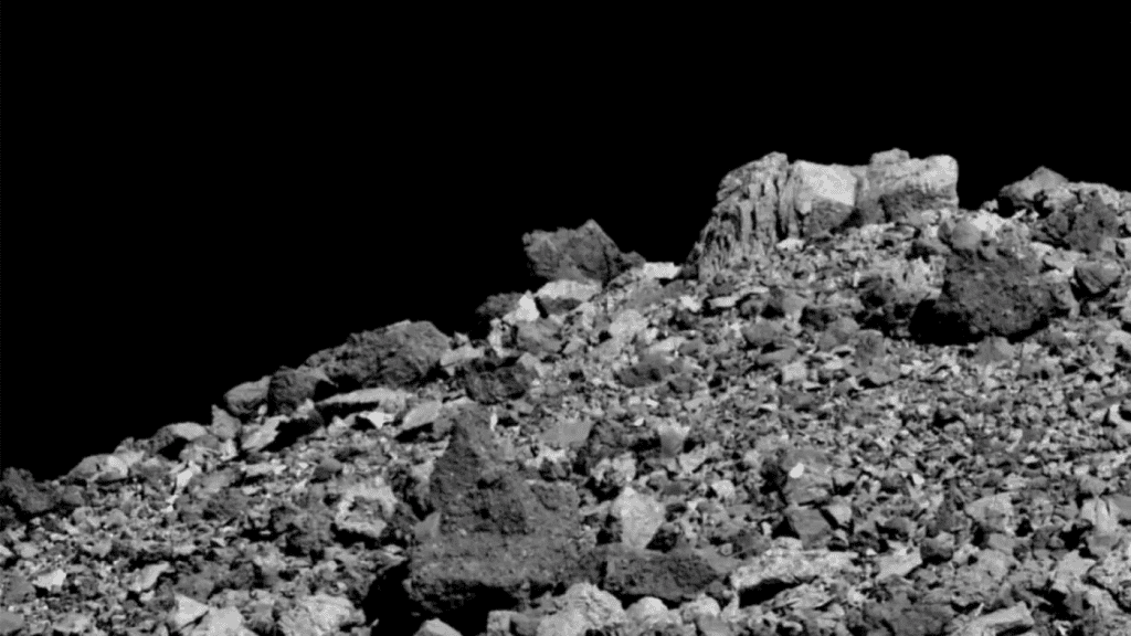 [ Detalhe da superfície do astreroide Bennu: uma verdadeira pilha de escombros - Créditos: NASA Goddard Space Flight Center / University of Arizona ]
