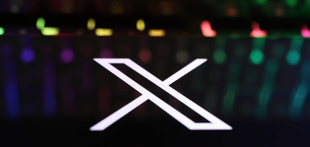 Criadores acusam o X de inflar artificialmente o tráfego na web Uma atualização recente do X para iOS, criada para ajudar criadores de conteúdo a ampliar o alcance de suas postagens, pode estar causando um efeito inesperado: o aumento de visualizações “fantasmas” em outros sites. Criadores acusam o X de inflar artificialmente o tráfego na web