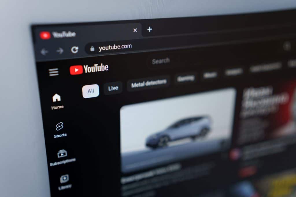 YouTube lança ferramenta para detectar e remover cópias geradas por IA O YouTube anunciou o lançamento oficial de sua tecnologia de detecção de semelhança, agora disponível para criadores qualificados do Programa de Parcerias. youtube