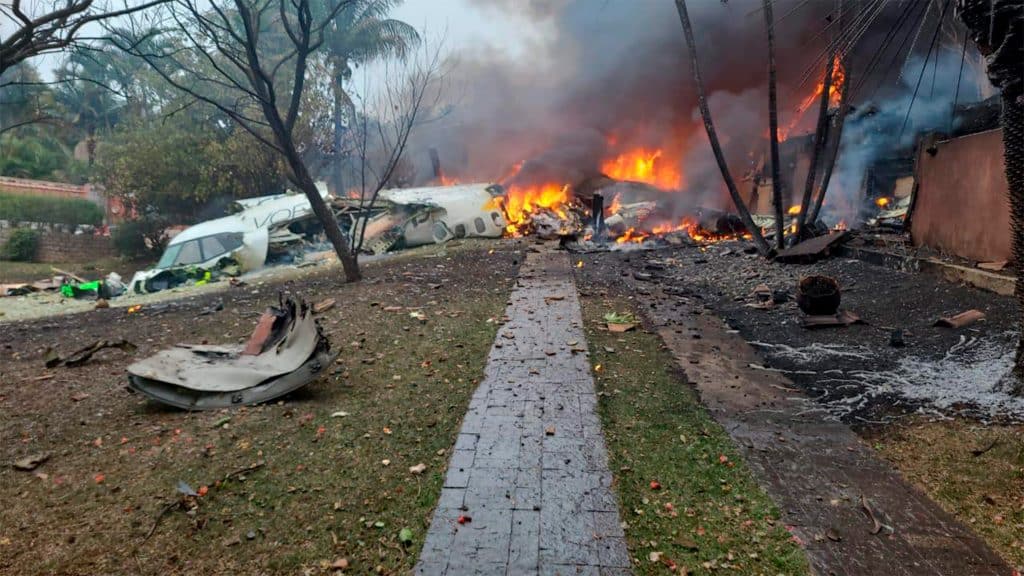 Destroços pegando fogo de avião que caiu em Vinhedo