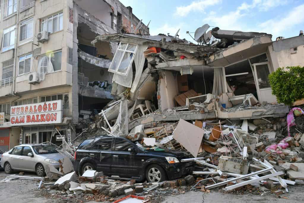 Escombros de terremoto na Turquia via Çaglar Oskay/Unsplash
