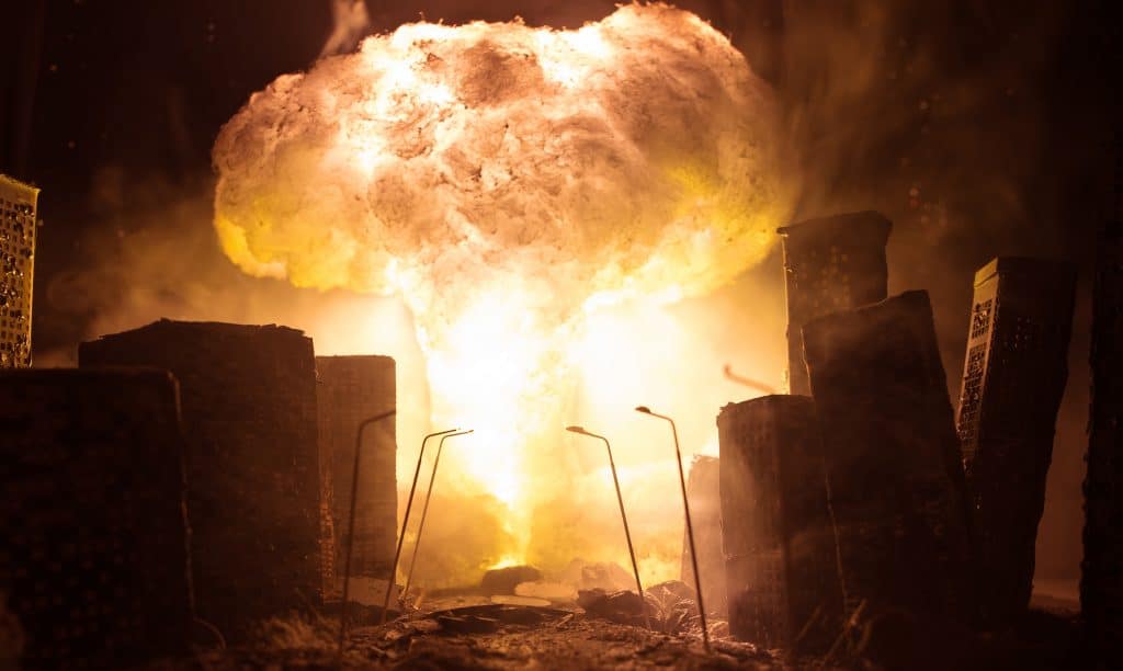 Como funcionam as bombas anti-bunker capazes de perfurar aço e concreto? As guerras atuais já não se limitam a campos de batalha abertos. Hoje, grande parte dos conflitos acontece embaixo da terra, em túneis e bunkers blindados. Para lidar com esse cenário, surgiu um tipo de armamento específico: a bomba anti-bunker. Como funcionam as bombas anti-bunker capazes de perfurar aço e concreto?