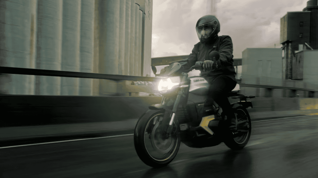 Imagem mostra a moto elétrica da Can-Am, um modelo preto com detalhes em amarelo