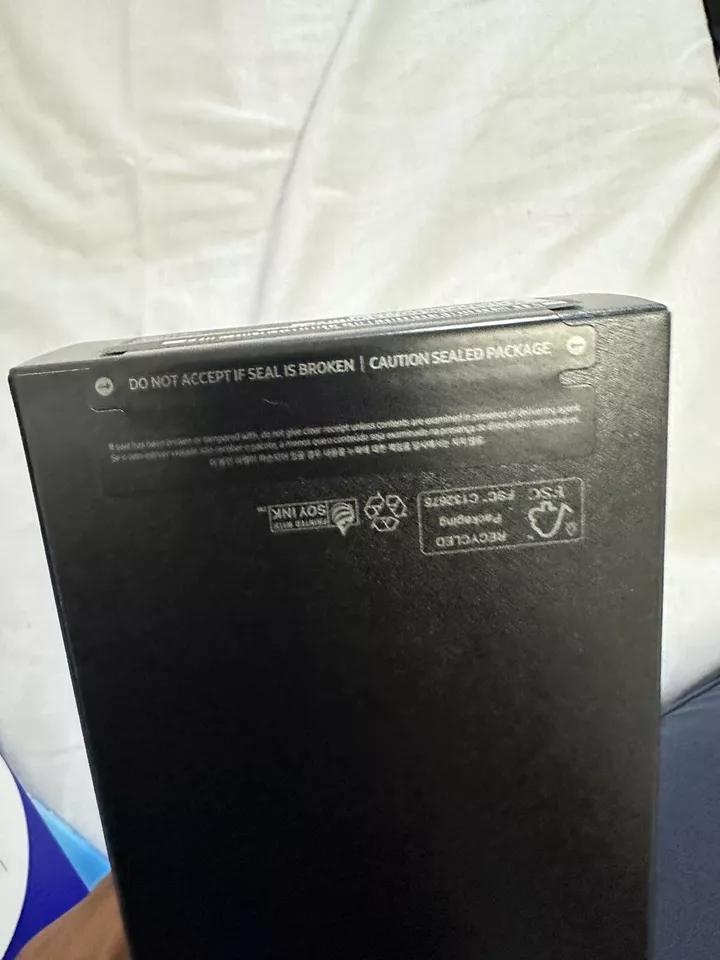 Parte de trás da caixa do Galaxy Z Flip6 Olympic Edition