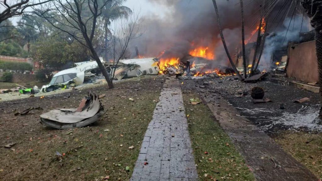 Imagem próxima do avião pegando fogo