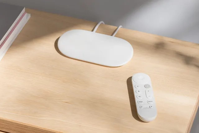 Google TV Streamer com controle ao lado em cima de mesa de madeira