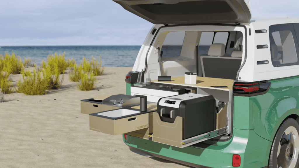 Imagem mostra o interior da Kombi ID. Buzz da Volkswagen com reorganizações de layout na cozinha externa