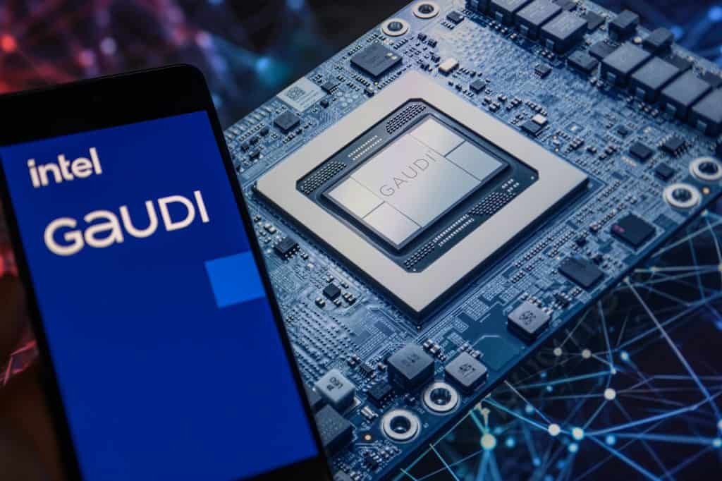 À esquerda, logo do Intel Gaudi na tela de um smartphone; à direita, o desenho de parte de uma placa-mãe