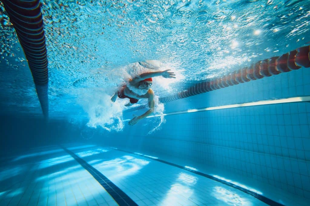 Nadar reduz o estresse e melhora a memória A natação é considerada um dos exercícios mais completos. A prática melhora a saúde cardiovascular e respiratória, fortalece os músculos e aumenta a flexibilidade, contribuindo para o controle do peso, além de ser benéfica para a postura e o sono. Nadar reduz o estresse e melhora a memória