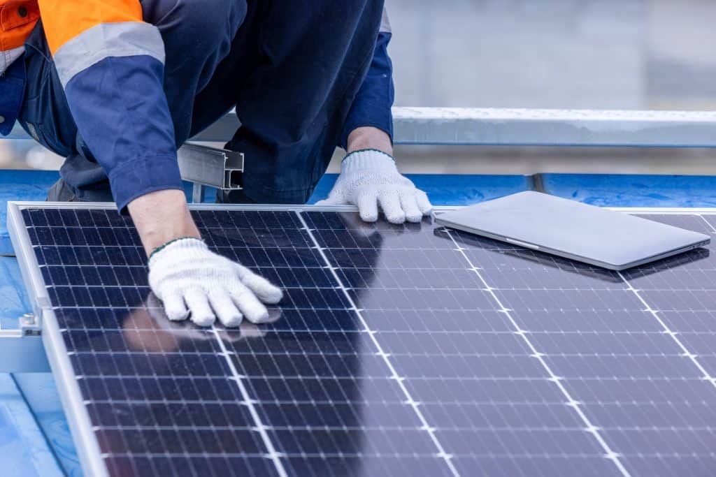 Profissional instala sistema de painel solar fotovoltaico