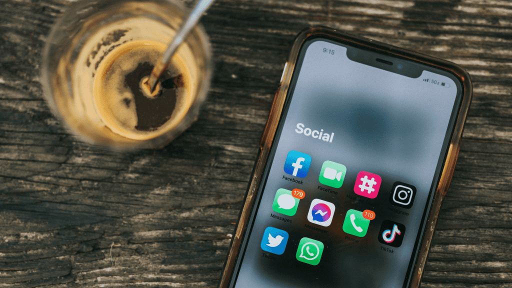 imagem demonstra aplicativos de redes sociais em um celular