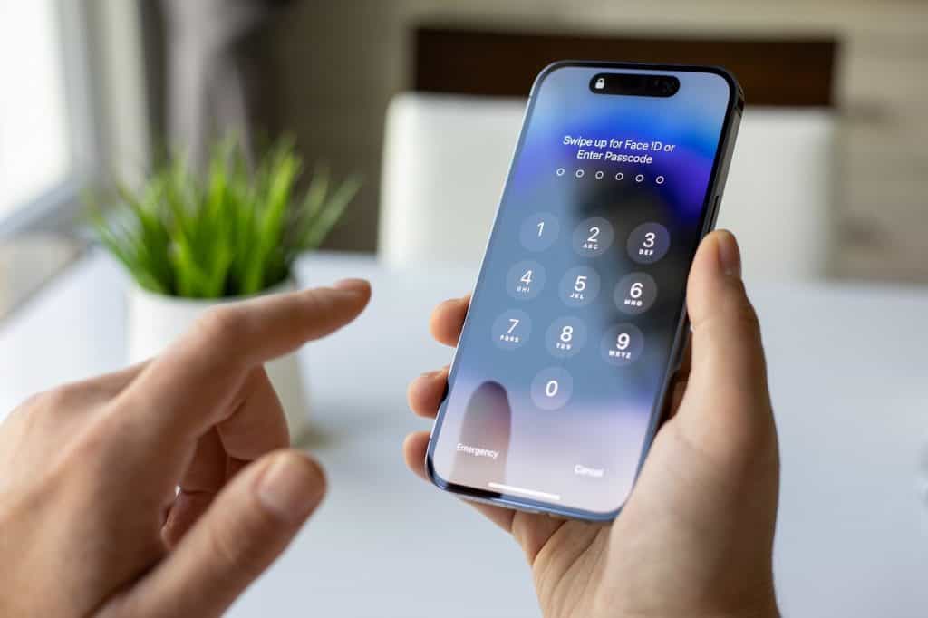 mãos segurando um iphone