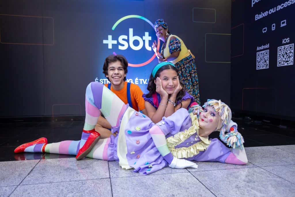 Personagens de "Sítio do Pica-Pau Amarelo" posando com o logo do +SBT