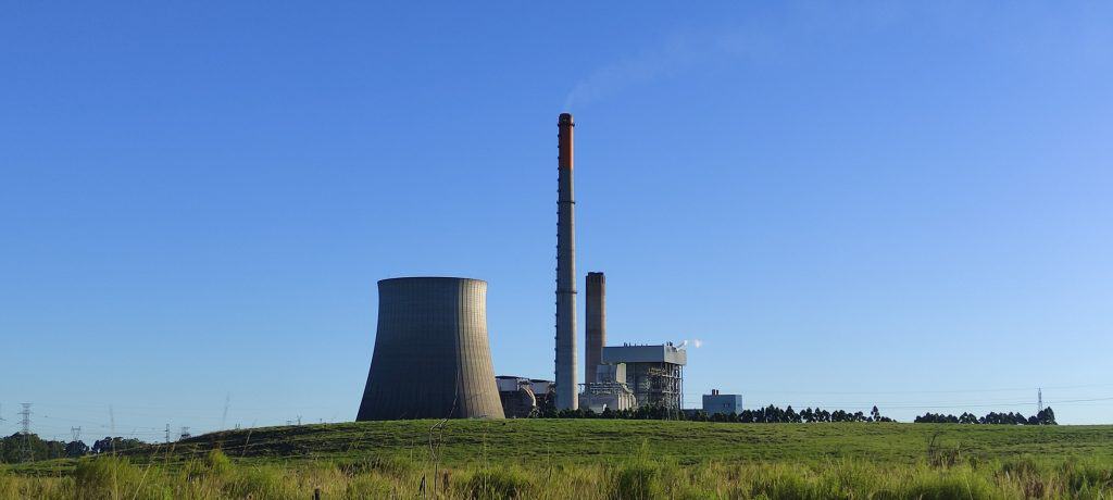 Usina termelétrica no céu azul ao fundo