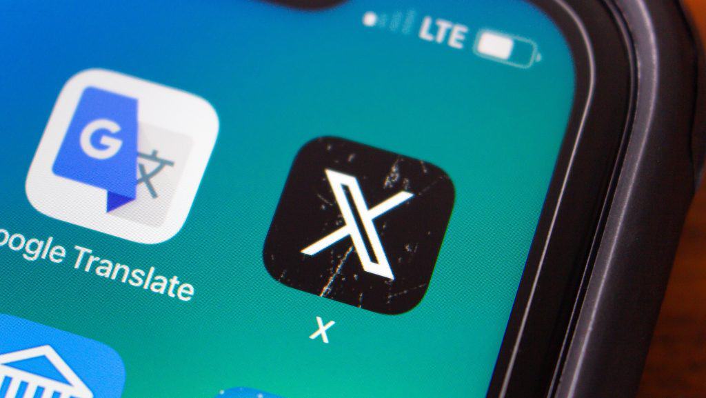 Logo do X em formato de app em um celular