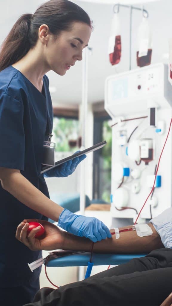Enfermeira conduzindo transfusão de sangue em paciente