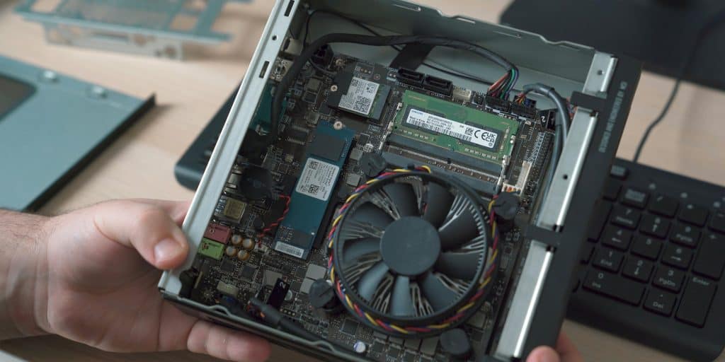 Partes internas de um Mini PC via Onur Binay/Unsplash