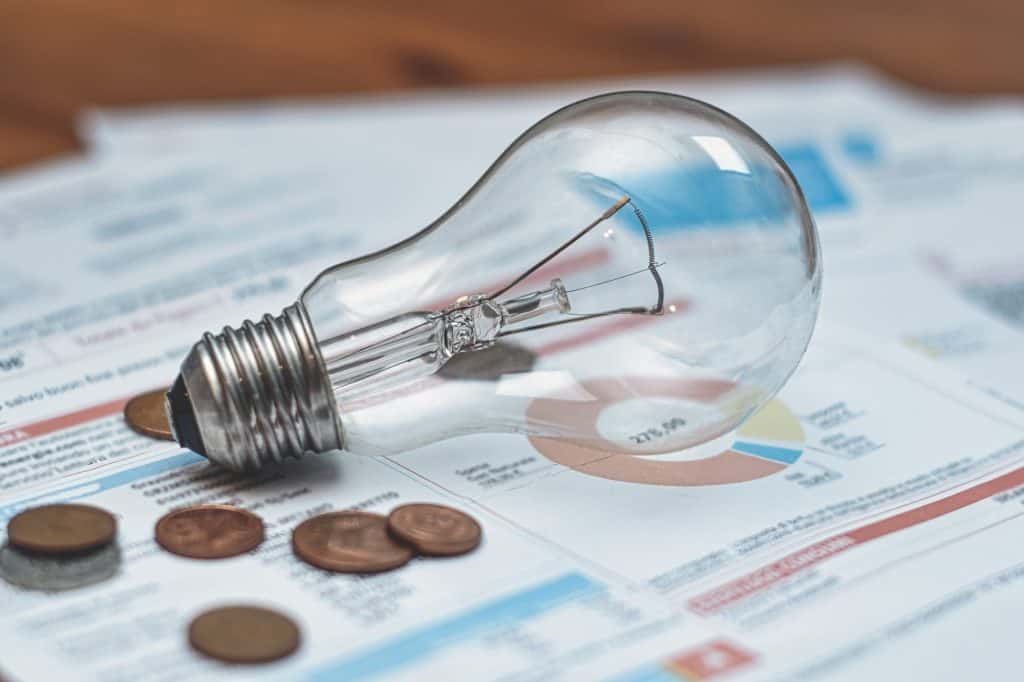 Conta de luz vai ficar mais barata em outubro, mas nem tanto A Agência Nacional de Energia Elétrica (Aneel) anunciou que a bandeira vermelha patamar 1 será adotada no mês de outubro. Isso significa que as contas de energia elétrica terão adicional de R$ 4,46 para cada 100 quilowatts-hora (kWh) consumidos. conta de luz