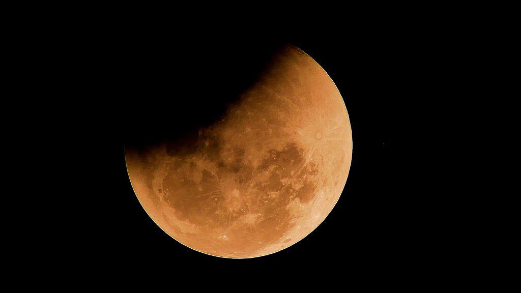 Qual o horário do eclipse lunar total? O eclipse lunar total de 7 de setembro começará por volta das 15h12 (horário de Brasília). Esse espetáculo celeste será visto em várias partes do mundo e o Olhar Digital transmitirá ao vivo. Mas, afinal, até que horas vai e onde será melhor observado? Confira todos os detalhes nesta matéria! Qual o horário do eclipse lunar total?