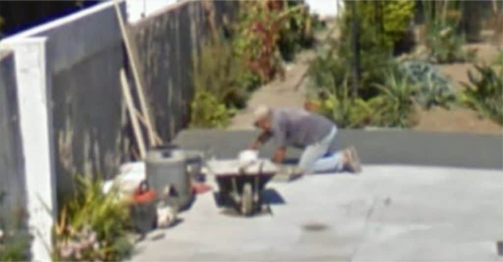 imagem do google street view mostra um homem trabalhando em uma reforma