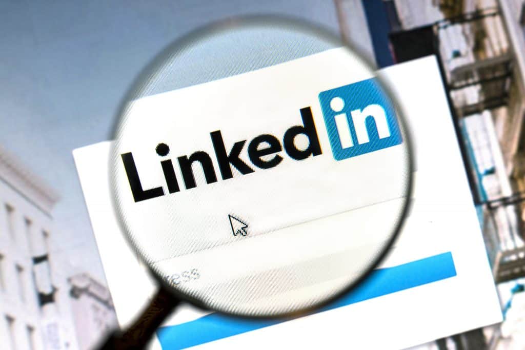 LinkedIn anuncia recurso para combater golpes com vagas falsas A busca por um emprego não é nada fácil. Ainda mais quando existem criminosos tentando se aproveitar da situação para promover golpes. Para combater este problema, o LinkedIn criou novas medidas de segurança. LinkedIn anuncia recurso para combater golpes com vagas falsas