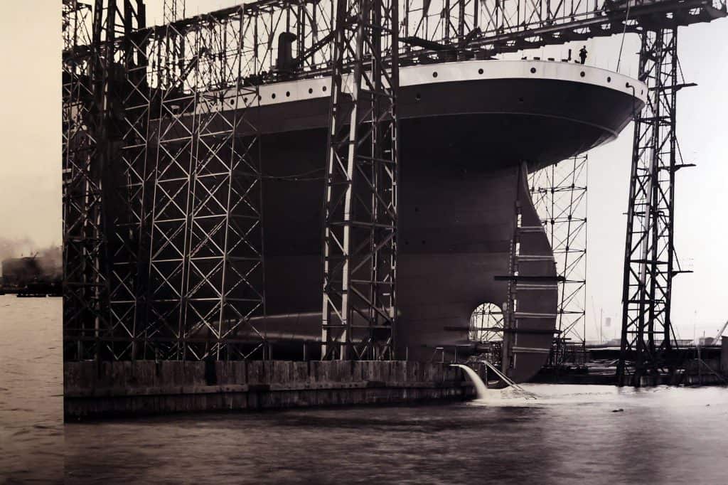 Titanic é um transatlântico construído em Belfast. Produto puro dos estaleiros Harland-Wolff, foi o trabalho de mais de 15.000 irlandeses