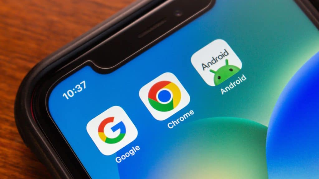 Google critica proposta do DOJ que mudaria o mercado de anúncios O Google está prestes a tomar um duro golpe em seus negócios. O Departamento de Justiça dos Estados Unidos (DOJ) recomendou que a empresa desmembre parte de seus negócios em publicidade. Em resposta, a gigante de tecnologia afirma que isso “apenas aceleraria” um processo que está em andamento e que iria decretar o fim da web aberta, segundo o The Verge. Ícones do Google, Chrome e Android em tela inicial de um iPhone