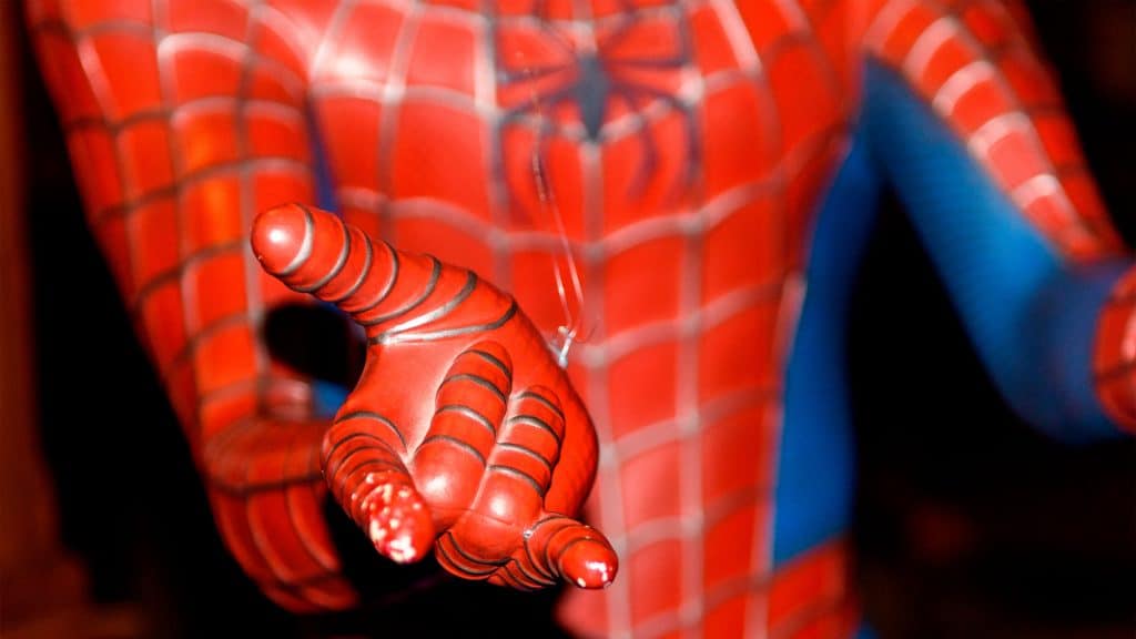 Close em mão de homem-aranha na pose de lançar teia