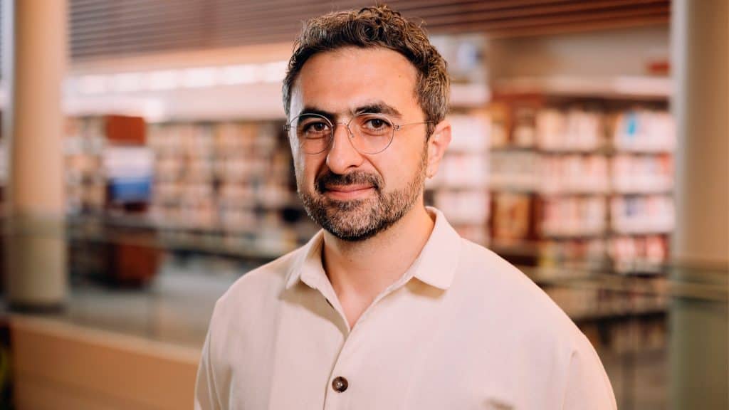 Foto estilo retrato de Mustafa Suleyman, CEO de IA da Microsoft