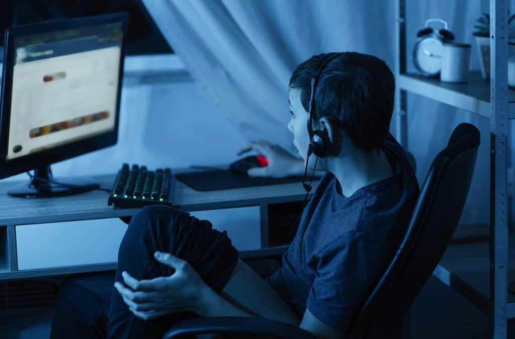 Pessoa jogando no PC