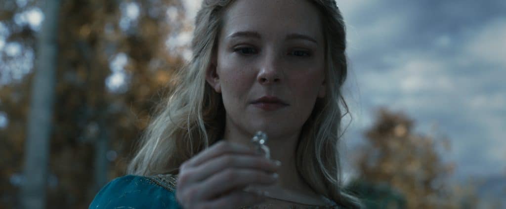 Morfydd Clark como Galadriel na segunda temporada de Os Anéis de Poder. 