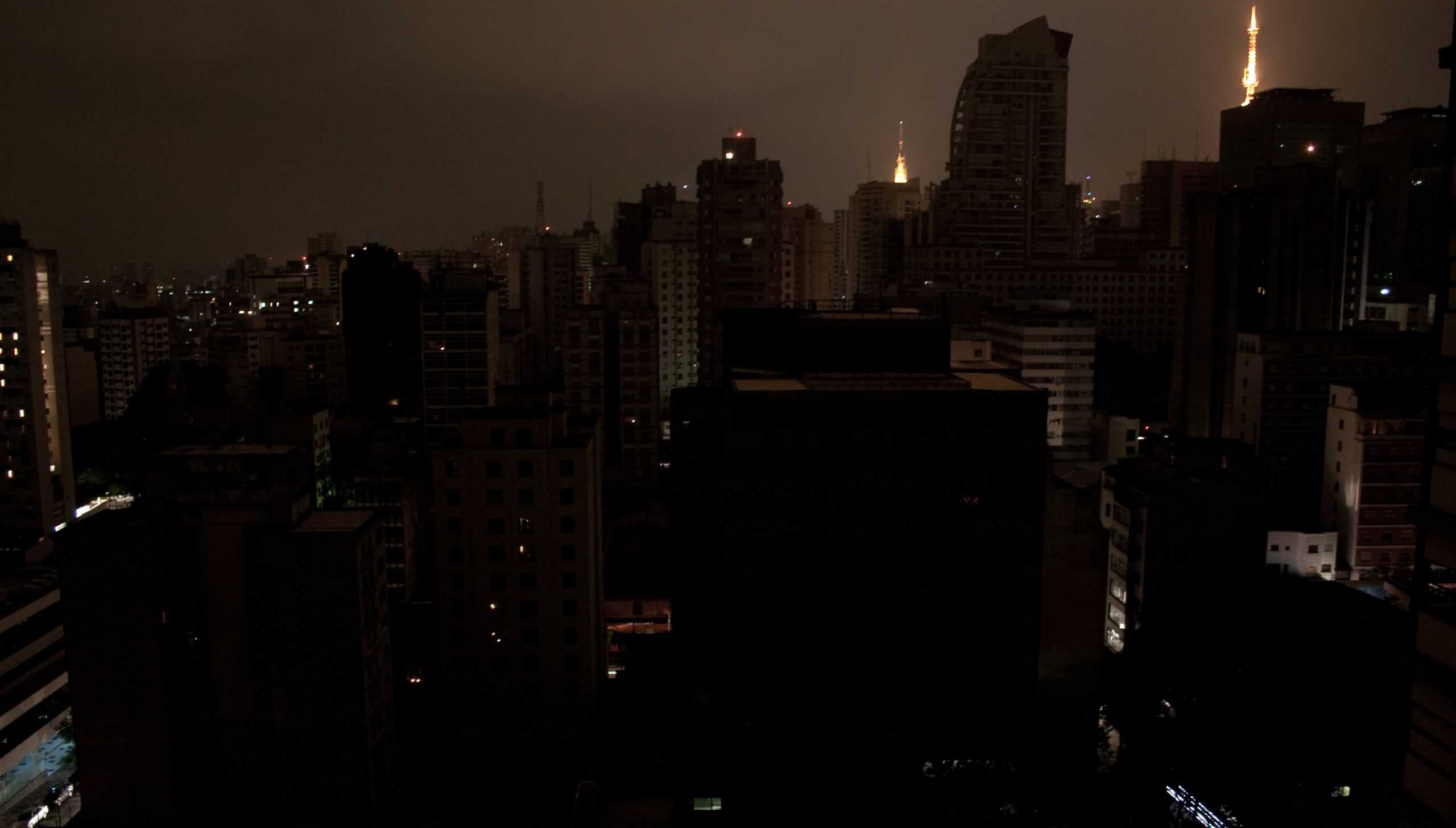 Apagão deixou nove estados sem luz durante a madrugada; governo apura as causas