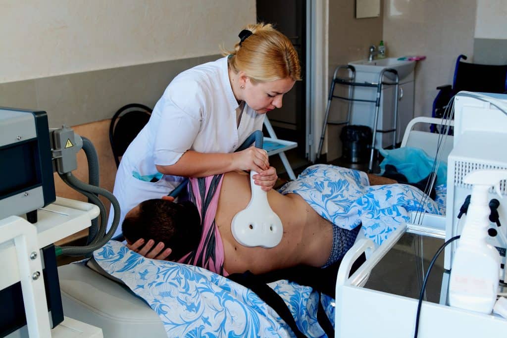 Médica faz estimulação magnética transcraniana em homem com coluna quebrada
