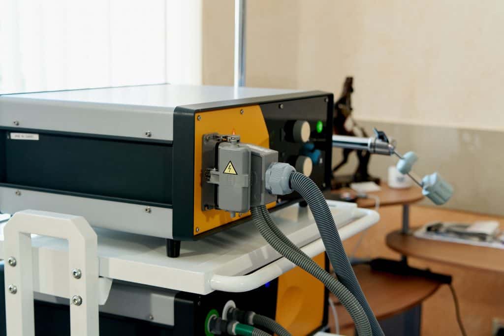 Equipamentos médicos para estimulação magnética transcraniana e fisioterapia.
