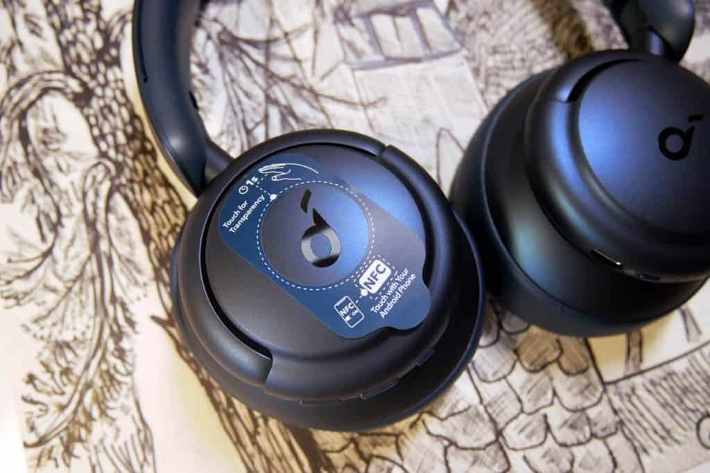 Fones de ouvido com ANC híbrido
