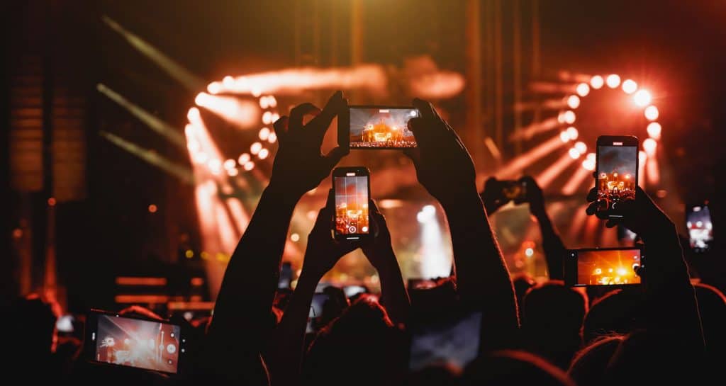 Tirar fotos com celular à noite em imagem ilustrativa
