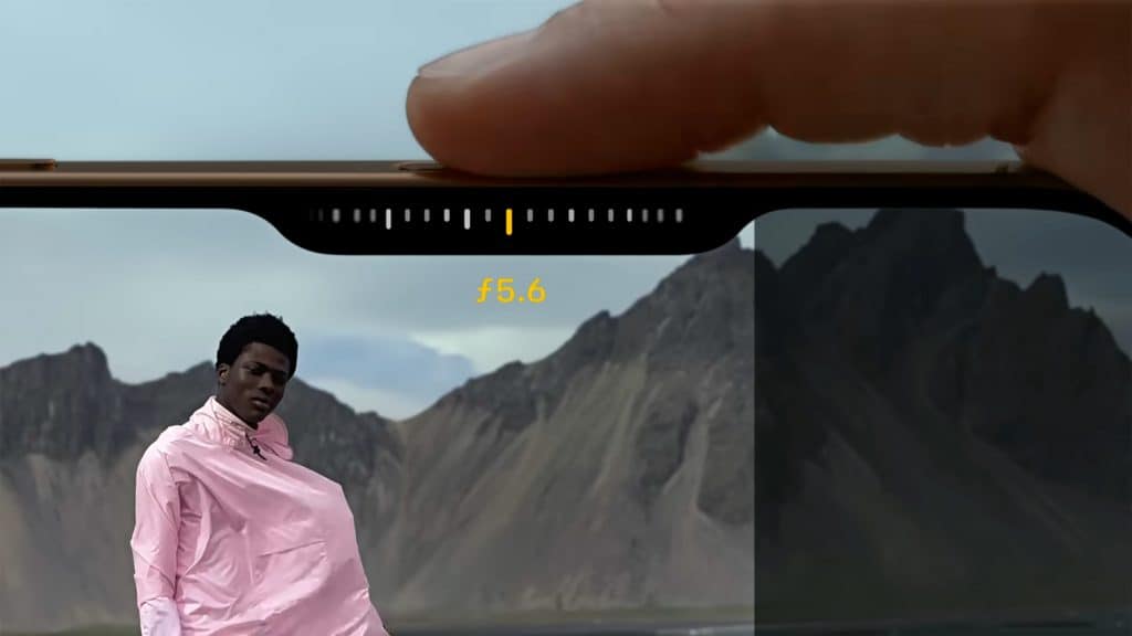 iOS 26 vai deixar botão da câmera do iPhone menos confuso A Apple reconheceu que o “Controle da Câmera” – aquele botão extra apresentado na linha iPhone 16 – ficou complicado demais para o uso do dia a dia. No iOS 26, que será liberado na próxima segunda-feira (15), a empresa incluiu uma opção na configuração inicial para simplificar o recurso. Vai dar para desativar gestos e menus avançados sem precisar vasculhar os Ajustes do sistema. Pessoa com dedo sobre botão Controle da Câmera no iPhone 16 Pro ajustando abertura da lente em foto de pessoa no estilo retrato