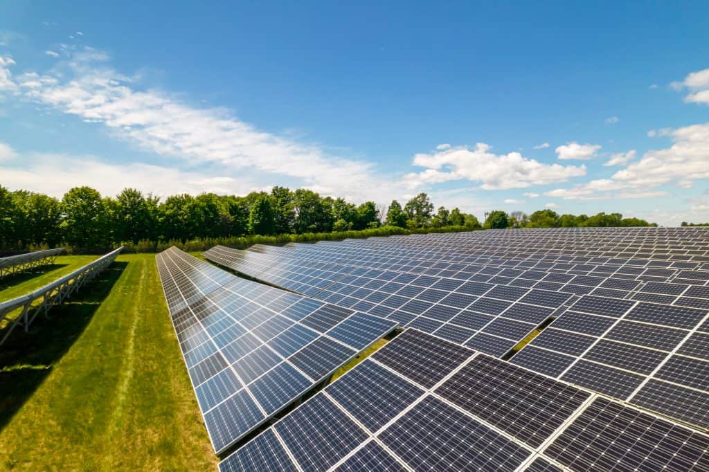 Transição energética deveria ser ensinada nas escolas, defende especialista A transição energética consiste na mudança de sistemas baseados em combustíveis fósseis para um modelo mais sustentável, priorizando fontes renováveis como solar e eólica. Este processo é considerado fundamental para combater as mudanças climáticas. Transição energética deveria ser ensinada nas escolas, defende especialista