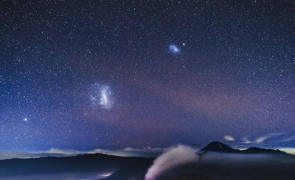 Veja uma galáxia satélite da Via Láctea brilhando no céu; saiba como Galáxias satélites são aquelas que orbitam uma galáxia de tamanho maior, conhecida como primária, em razão da interação gravitacional entre elas, de maneira semelhante ao que ocorre entre os planetas do Sistema Solar e o Sol. Em se tratando da Via Láctea, as galáxias satélites mais conhecidas são a Pequena e a Grande Nuvem de Magalhães. Veja uma galáxia satélite da Via Láctea brilhando no céu; saiba como
