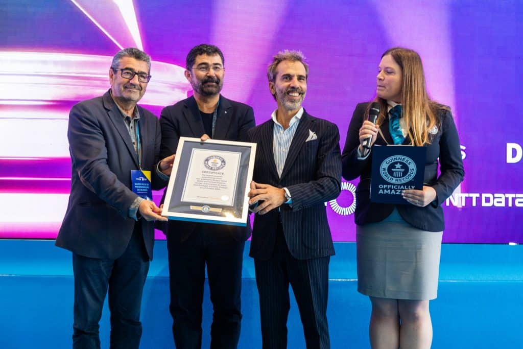 Professores recebendo a placa do Guinness