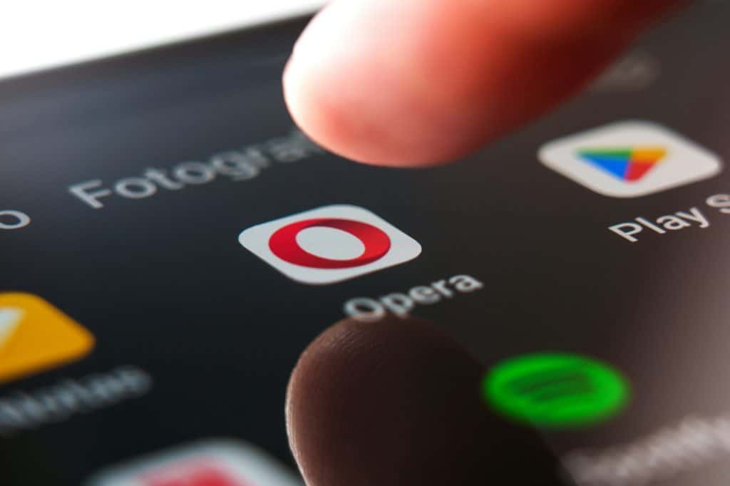 ícone do opera sendo apertado em celular