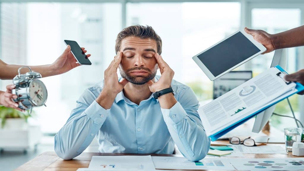 10 sinais de que o estresse está afetando a sua saúde O estresse é uma reação natural do corpo diante de situações de perigo, ameaça ou pressão emocional. Em pequenas doses, pode até ser positivo, ajudando na concentração e no desempenho. Mas quando se torna constante, passa a comprometer a saúde física e mental, abrindo espaço para uma série de sintomas que muitas vezes são ignorados no dia a dia. Mãos cansadas e homem no escritório, agenda e burnout do contador, estresse e papelada. Planejamento, corporativo e trabalho para a agência, exausto e investimento em finanças para o projeto de auditoria.