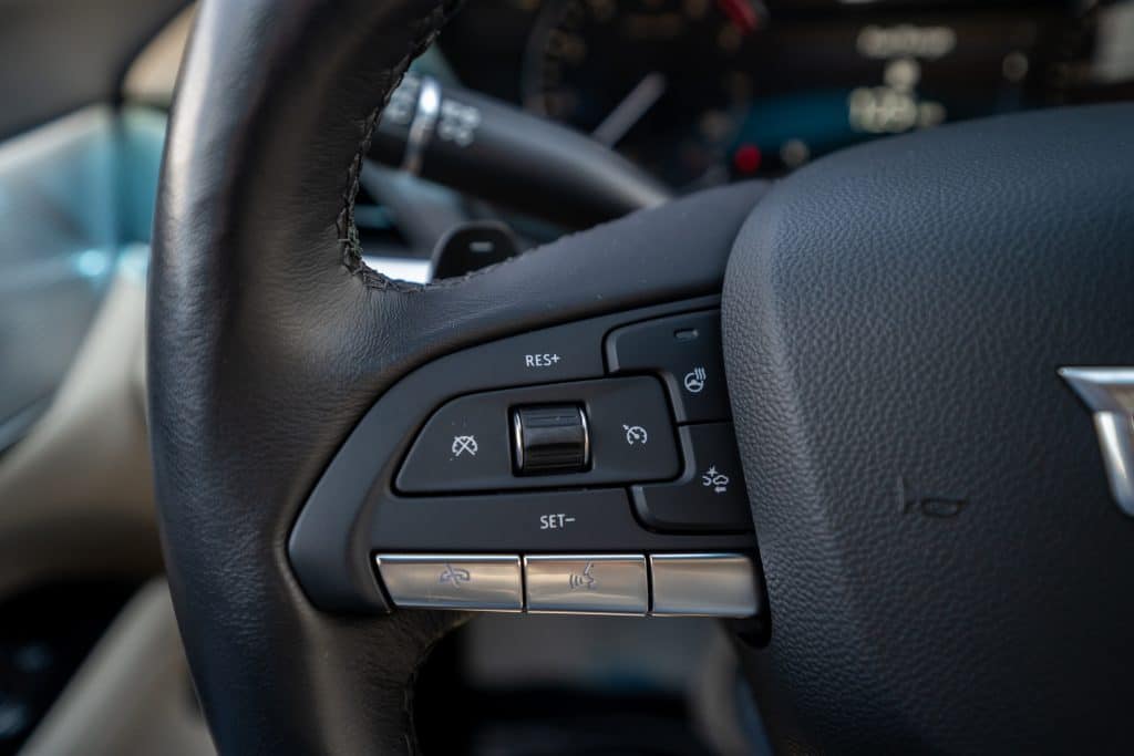 Detalhe dos botões do Super Cruise, em um volante de um Cadillac CT6