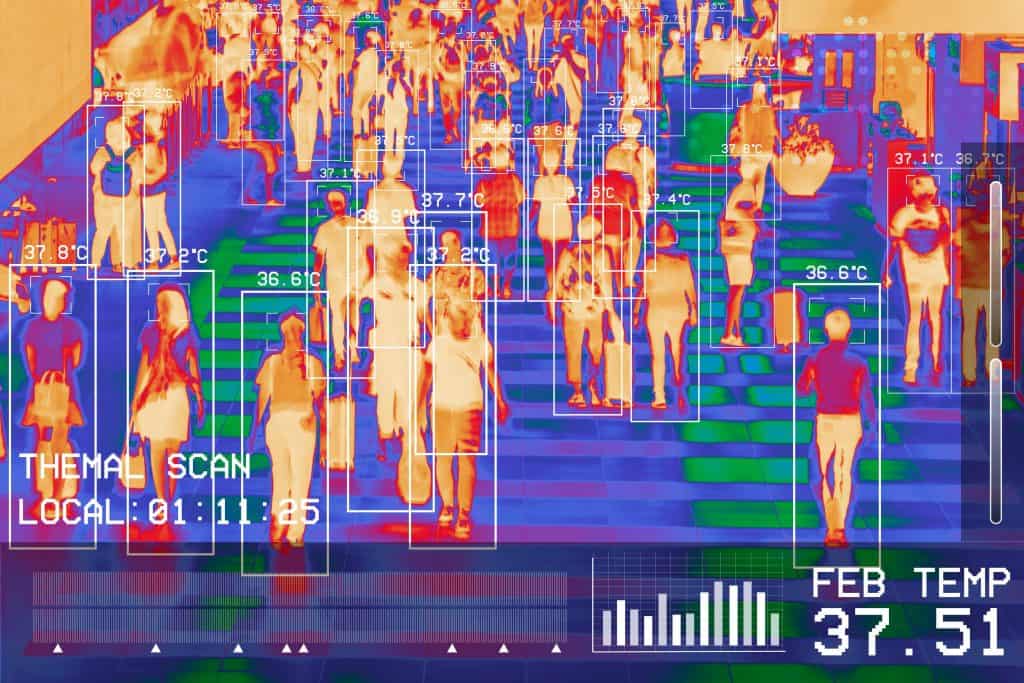 Imagem de passageiros em aeroporto captada com  sensor de câmera com varredura térmica infravermelha buscando sistema de verificação de alta temperatura corporal detecção de infecção por coronavírus covid-19