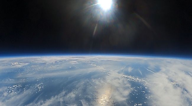 Vista da Terra em contraste com o Espaço