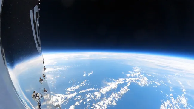 Vista da Terra em contraste com o Espaço