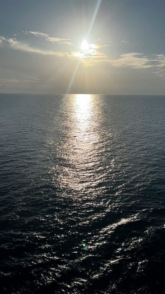 Sol sobre oceano em dia com céu limpo